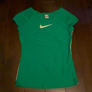 Women’s Nike Fit Dry Shirt Size M (8-10)